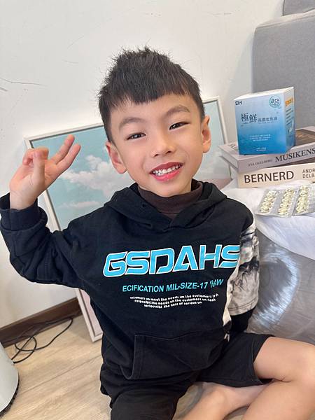 ✨極鮮高濃度魚油-來自挪威的頂級新鮮魚油🐟✨✅提供人體黃金比例 → EPA：DHA = 3：2，SGS檢驗 Omega-3 含量高達94%，業界最低氧化指標✅天然rTG型式，小分子好吸收✅榮獲4大永續認證 → 配額管理、不過度捕撈✅鋁片密封、獨立包裝，維持魚油新鮮度