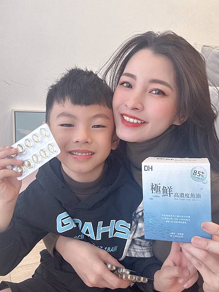 ✨極鮮高濃度魚油-來自挪威的頂級新鮮魚油🐟✨✅提供人體黃金比例 → EPA：DHA = 3：2，SGS檢驗 Omega-3 含量高達94%，業界最低氧化指標✅天然rTG型式，小分子好吸收✅榮獲4大永續認證 → 配額管理、不過度捕撈✅鋁片密封、獨立包裝，維持魚油新鮮度