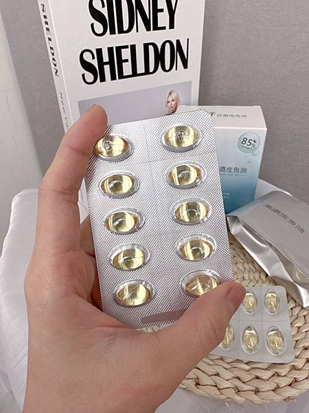 ✨極鮮高濃度魚油-來自挪威的頂級新鮮魚油🐟✨✅提供人體黃金比例 → EPA：DHA = 3：2，SGS檢驗 Omega-3 含量高達94%，業界最低氧化指標✅天然rTG型式，小分子好吸收✅榮獲4大永續認證 → 配額管理、不過度捕撈✅鋁片密封、獨立包裝，維持魚油新鮮度