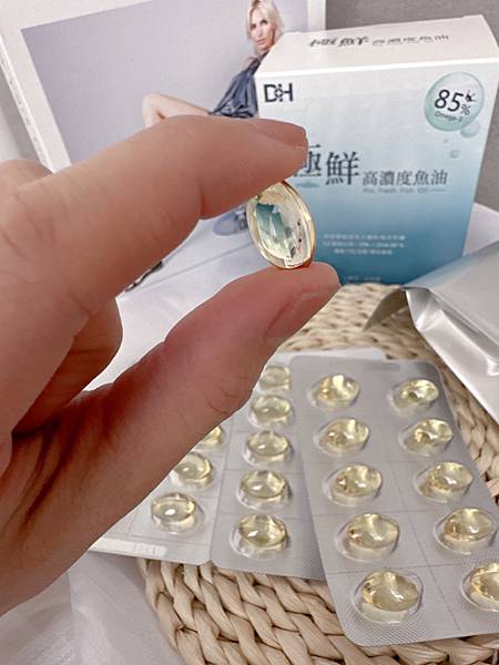 ✨極鮮高濃度魚油-來自挪威的頂級新鮮魚油🐟✨✅提供人體黃金比例 → EPA：DHA = 3：2，SGS檢驗 Omega-3 含量高達94%，業界最低氧化指標✅天然rTG型式，小分子好吸收✅榮獲4大永續認證 → 配額管理、不過度捕撈✅鋁片密封、獨立包裝，維持魚油新鮮度