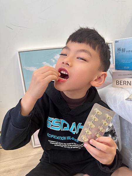 ✨極鮮高濃度魚油-來自挪威的頂級新鮮魚油🐟✨✅提供人體黃金比例 → EPA：DHA = 3：2，SGS檢驗 Omega-3 含量高達94%，業界最低氧化指標✅天然rTG型式，小分子好吸收✅榮獲4大永續認證 → 配額管理、不過度捕撈✅鋁片密封、獨立包裝，維持魚油新鮮度