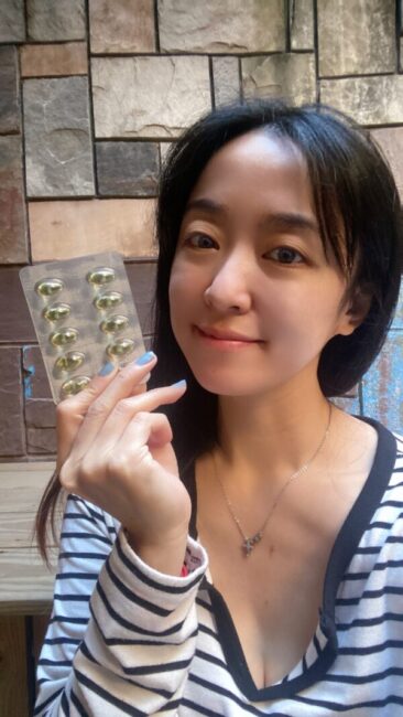 「DH恆隆生技 極鮮高濃度魚油」小顆粒好吞服 ，老人家或小孩不太會吞服還是可以剪開吃喔！ 我會在早餐或中餐後吃1-2顆，幫助我上班時擁有充沛滿滿即戰力，才知道怎麼應對客戶 實際咬破魚油吃看看，是比較硬的軟膠囊，還是可以感受到魚味，但不腥， 可以感受到產品的高新鮮度，拿來當挑嘴小孩的兒童魚油很好！