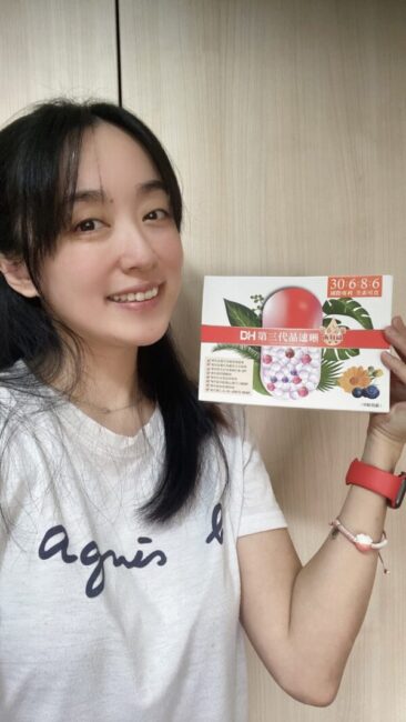 ✨第三代晶速晰-晶亮成分高補給✨長時間使用3C，讓你數位疲勞了嗎❓採用美國臨床葉黃素與玉米黃素黃金比例10:2 ，游離型雙專利好吸收，2粒達30mg : 6mg高補給劑量✅雨生紅球藻蝦紅素，業界高含量8mg❗️✅日本95%高純度透明質酸鈉💦✅雙重花青素-日本專利黑豆x歐洲專利藍莓✅專利素食微藻DHA✅維生素C +維生素E +鋅+硒酵母。全方位的晶亮水潤配方，適合全家大小，給您清晰透徹精彩生活❗️