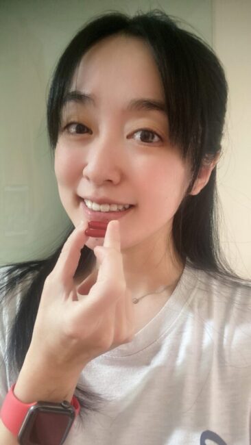 ✨第三代晶速晰-晶亮成分高補給✨長時間使用3C，讓你數位疲勞了嗎❓採用美國臨床葉黃素與玉米黃素黃金比例10:2 ，游離型雙專利好吸收，2粒達30mg : 6mg高補給劑量✅雨生紅球藻蝦紅素，業界高含量8mg❗️✅日本95%高純度透明質酸鈉💦✅雙重花青素-日本專利黑豆x歐洲專利藍莓✅專利素食微藻DHA✅維生素C +維生素E +鋅+硒酵母。全方位的晶亮水潤配方，適合全家大小，給您清晰透徹精彩生活❗️