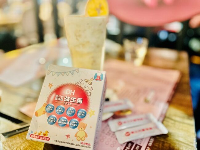 ✨第三代愛藻益-三重防護✨第➊重-築起防護牆-改變細菌叢生態🛡✅五項專利八株益生菌✅五項專利益生質第➋重-增強體力🌞✅陽光維生素D3，2包含高單位800IU✅50項專利葡聚多醣體✅抗氧化-維生素C第❸重-滋補強身💪✅50項專利乳鐵蛋白✅專利初乳蛋白IgG 🥛✅專利燕窩胜肽 ⭐高單位800IU維生素D3 +C+益生菌配方，全家人健康維持的後盾，寶寶吃也好安心❤️