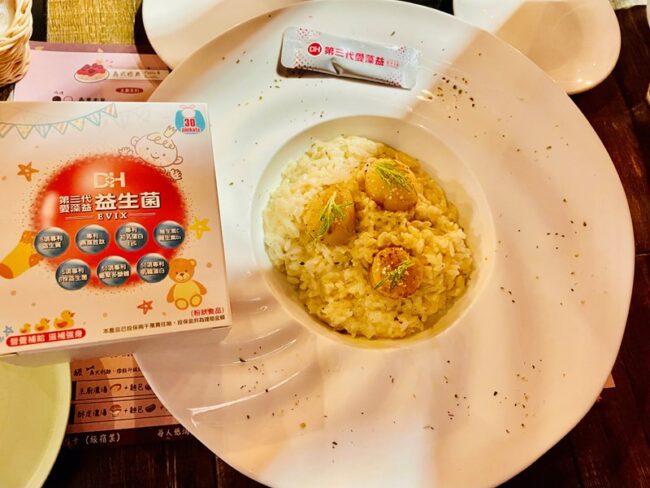 ✨第三代愛藻益-三重防護✨第➊重-築起防護牆-改變細菌叢生態🛡✅五項專利八株益生菌✅五項專利益生質第➋重-增強體力🌞✅陽光維生素D3，2包含高單位800IU✅50項專利葡聚多醣體✅抗氧化-維生素C第❸重-滋補強身💪✅50項專利乳鐵蛋白✅專利初乳蛋白IgG 🥛✅專利燕窩胜肽 ⭐高單位800IU維生素D3 +C+益生菌配方，全家人健康維持的後盾，寶寶吃也好安心❤️