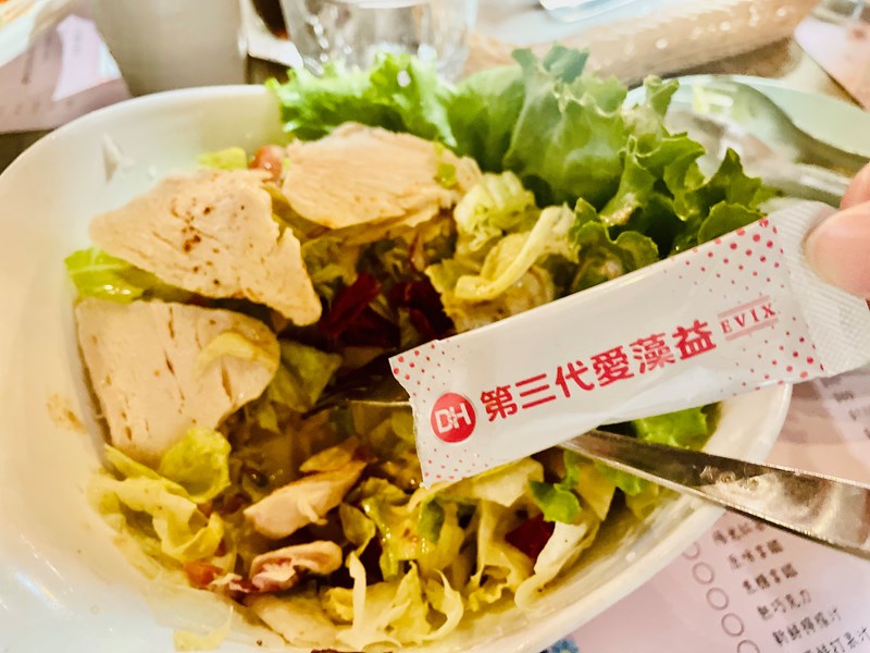 ✨第三代愛藻益-三重防護✨第➊重-築起防護牆-改變細菌叢生態🛡✅五項專利八株益生菌✅五項專利益生質第➋重-增強體力🌞✅陽光維生素D3，2包含高單位800IU✅50項專利葡聚多醣體✅抗氧化-維生素C第❸重-滋補強身💪✅50項專利乳鐵蛋白✅專利初乳蛋白IgG 🥛✅專利燕窩胜肽 ⭐高單位800IU維生素D3 +C+益生菌配方，全家人健康維持的後盾，寶寶吃也好安心❤️