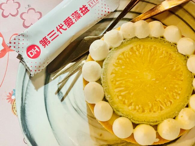 ✨第三代愛藻益-三重防護✨第➊重-築起防護牆-改變細菌叢生態🛡✅五項專利八株益生菌✅五項專利益生質第➋重-增強體力🌞✅陽光維生素D3，2包含高單位800IU✅50項專利葡聚多醣體✅抗氧化-維生素C第❸重-滋補強身💪✅50項專利乳鐵蛋白✅專利初乳蛋白IgG 🥛✅專利燕窩胜肽 ⭐高單位800IU維生素D3 +C+益生菌配方，全家人健康維持的後盾，寶寶吃也好安心❤️