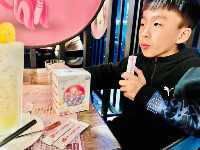 ✨第三代愛藻益-三重防護✨第➊重-築起防護牆-改變細菌叢生態🛡✅五項專利八株益生菌✅五項專利益生質第➋重-增強體力🌞✅陽光維生素D3，2包含高單位800IU✅50項專利葡聚多醣體✅抗氧化-維生素C第❸重-滋補強身💪✅50項專利乳鐵蛋白✅專利初乳蛋白IgG 🥛✅專利燕窩胜肽 ⭐高單位800IU維生素D3 +C+益生菌配方，全家人健康維持的後盾，寶寶吃也好安心❤️