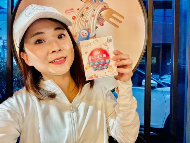 ✨第三代愛藻益-三重防護✨第➊重-築起防護牆-改變細菌叢生態🛡✅五項專利八株益生菌✅五項專利益生質第➋重-增強體力🌞✅陽光維生素D3，2包含高單位800IU✅50項專利葡聚多醣體✅抗氧化-維生素C第❸重-滋補強身💪✅50項專利乳鐵蛋白✅專利初乳蛋白IgG 🥛✅專利燕窩胜肽 ⭐高單位800IU維生素D3 +C+益生菌配方，全家人健康維持的後盾，寶寶吃也好安心❤️