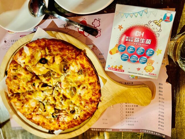 ✨第三代愛藻益-三重防護✨第➊重-築起防護牆-改變細菌叢生態🛡✅五項專利八株益生菌✅五項專利益生質第➋重-增強體力🌞✅陽光維生素D3，2包含高單位800IU✅50項專利葡聚多醣體✅抗氧化-維生素C第❸重-滋補強身💪✅50項專利乳鐵蛋白✅專利初乳蛋白IgG 🥛✅專利燕窩胜肽 ⭐高單位800IU維生素D3 +C+益生菌配方，全家人健康維持的後盾，寶寶吃也好安心❤️