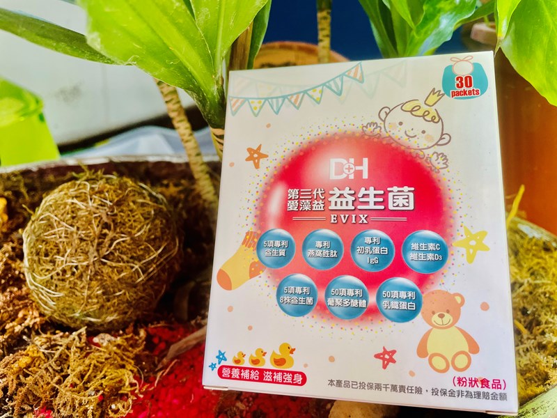✨第三代愛藻益-三重防護✨第➊重-築起防護牆-改變細菌叢生態🛡✅五項專利八株益生菌✅五項專利益生質第➋重-增強體力🌞✅陽光維生素D3，2包含高單位800IU✅50項專利葡聚多醣體✅抗氧化-維生素C第❸重-滋補強身💪✅50項專利乳鐵蛋白✅專利初乳蛋白IgG 🥛✅專利燕窩胜肽 ⭐高單位800IU維生素D3 +C+益生菌配方，全家人健康維持的後盾，寶寶吃也好安心❤️