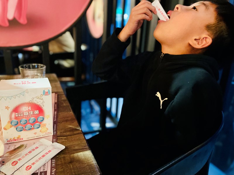 ✨第三代愛藻益-三重防護✨第➊重-築起防護牆-改變細菌叢生態🛡✅五項專利八株益生菌✅五項專利益生質第➋重-增強體力🌞✅陽光維生素D3，2包含高單位800IU✅50項專利葡聚多醣體✅抗氧化-維生素C第❸重-滋補強身💪✅50項專利乳鐵蛋白✅專利初乳蛋白IgG 🥛✅專利燕窩胜肽 ⭐高單位800IU維生素D3 +C+益生菌配方，全家人健康維持的後盾，寶寶吃也好安心❤️