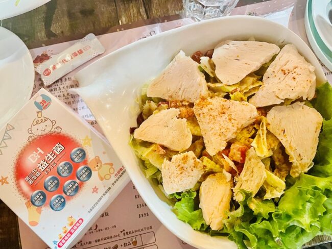 ✨第三代愛藻益-三重防護✨第➊重-築起防護牆-改變細菌叢生態🛡✅五項專利八株益生菌✅五項專利益生質第➋重-增強體力🌞✅陽光維生素D3，2包含高單位800IU✅50項專利葡聚多醣體✅抗氧化-維生素C第❸重-滋補強身💪✅50項專利乳鐵蛋白✅專利初乳蛋白IgG 🥛✅專利燕窩胜肽 ⭐高單位800IU維生素D3 +C+益生菌配方，全家人健康維持的後盾，寶寶吃也好安心❤️