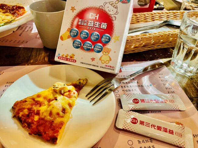 ✨第三代愛藻益-三重防護✨第➊重-築起防護牆-改變細菌叢生態🛡✅五項專利八株益生菌✅五項專利益生質第➋重-增強體力🌞✅陽光維生素D3，2包含高單位800IU✅50項專利葡聚多醣體✅抗氧化-維生素C第❸重-滋補強身💪✅50項專利乳鐵蛋白✅專利初乳蛋白IgG 🥛✅專利燕窩胜肽 ⭐高單位800IU維生素D3 +C+益生菌配方，全家人健康維持的後盾，寶寶吃也好安心❤️