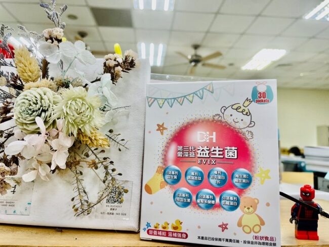 ✨第三代愛藻益-三重防護✨第➊重-築起防護牆-改變細菌叢生態🛡✅五項專利八株益生菌✅五項專利益生質第➋重-增強體力🌞✅陽光維生素D3，2包含高單位800IU✅50項專利葡聚多醣體✅抗氧化-維生素C第❸重-滋補強身💪✅50項專利乳鐵蛋白✅專利初乳蛋白IgG 🥛✅專利燕窩胜肽 ⭐高單位800IU維生素D3 +C+益生菌配方，全家人健康維持的後盾，寶寶吃也好安心❤️