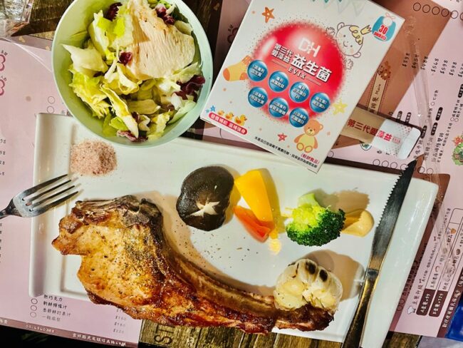 ✨第三代愛藻益-三重防護✨第➊重-築起防護牆-改變細菌叢生態🛡✅五項專利八株益生菌✅五項專利益生質第➋重-增強體力🌞✅陽光維生素D3，2包含高單位800IU✅50項專利葡聚多醣體✅抗氧化-維生素C第❸重-滋補強身💪✅50項專利乳鐵蛋白✅專利初乳蛋白IgG 🥛✅專利燕窩胜肽 ⭐高單位800IU維生素D3 +C+益生菌配方，全家人健康維持的後盾，寶寶吃也好安心❤️