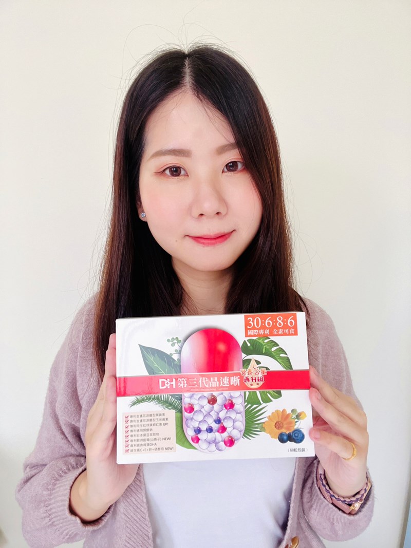 ✨第三代晶速晰-晶亮成分高補給✨長時間使用3C，讓你數位疲勞了嗎❓採用美國臨床葉黃素與玉米黃素黃金比例10:2 ，游離型雙專利好吸收，2粒達30mg : 6mg高補給劑量✅雨生紅球藻蝦紅素，業界高含量8mg❗️✅日本95%高純度透明質酸鈉💦✅雙重花青素-日本專利黑豆x歐洲專利藍莓✅專利素食微藻DHA✅維生素C +維生素E +鋅+硒酵母。全方位的晶亮水潤配方，適合全家大小，給您清晰透徹精彩生活❗️