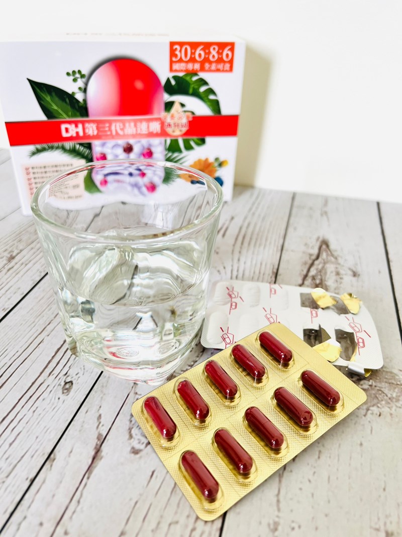 ✨第三代晶速晰-晶亮成分高補給✨長時間使用3C，讓你數位疲勞了嗎❓採用美國臨床葉黃素與玉米黃素黃金比例10:2 ，游離型雙專利好吸收，2粒達30mg : 6mg高補給劑量✅雨生紅球藻蝦紅素，業界高含量8mg❗️✅日本95%高純度透明質酸鈉💦✅雙重花青素-日本專利黑豆x歐洲專利藍莓✅專利素食微藻DHA✅維生素C +維生素E +鋅+硒酵母。全方位的晶亮水潤配方，適合全家大小，給您清晰透徹精彩生活❗️