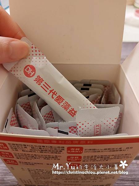 ✨第三代愛藻益-三重防護✨第➊重-築起防護牆-改變細菌叢生態🛡✅五項專利八株益生菌✅五項專利益生質第➋重-增強體力🌞✅陽光維生素D3，2包含高單位800IU✅50項專利葡聚多醣體✅抗氧化-維生素C第❸重-滋補強身💪✅50項專利乳鐵蛋白✅專利初乳蛋白IgG 🥛✅專利燕窩胜肽 ⭐高單位800IU維生素D3 +C+益生菌配方，全家人健康維持的後盾，寶寶吃也好安心❤️