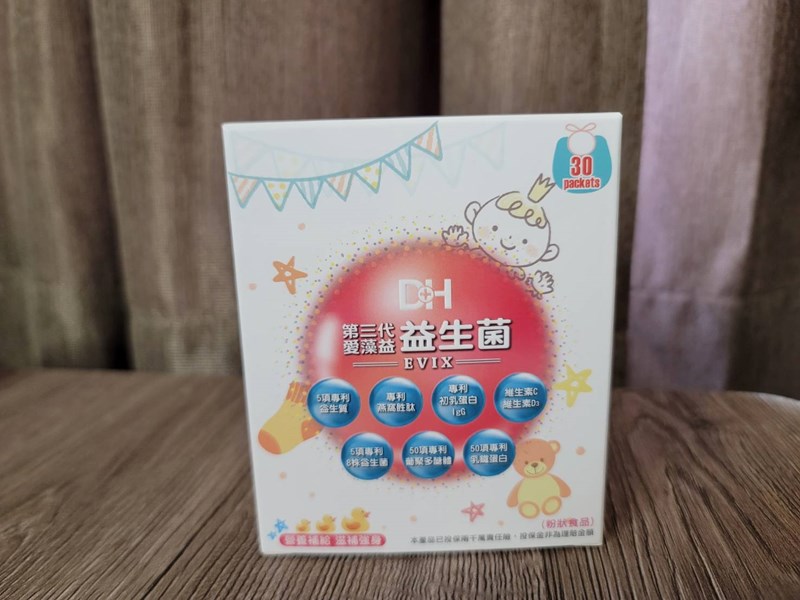 ✨第三代愛藻益-三重防護✨第➊重-築起防護牆-改變細菌叢生態🛡✅五項專利八株益生菌✅五項專利益生質第➋重-增強體力🌞✅陽光維生素D3，2包含高單位800IU✅50項專利葡聚多醣體✅抗氧化-維生素C第❸重-滋補強身💪✅50項專利乳鐵蛋白✅專利初乳蛋白IgG 🥛✅專利燕窩胜肽 ⭐高單位800IU維生素D3 +C+益生菌配方，全家人健康維持的後盾，兒童吃也好安心❤️