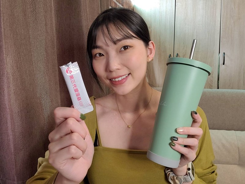 ✨第三代愛藻益-三重防護✨第➊重-築起防護牆-改變細菌叢生態🛡✅五項專利八株益生菌✅五項專利益生質第➋重-增強體力🌞✅陽光維生素D3，2包含高單位800IU✅50項專利葡聚多醣體✅抗氧化-維生素C第❸重-滋補強身💪✅50項專利乳鐵蛋白✅專利初乳蛋白IgG 🥛✅專利燕窩胜肽 ⭐高單位800IU維生素D3 +C+益生菌配方，全家人健康維持的後盾，兒童吃也好安心❤️