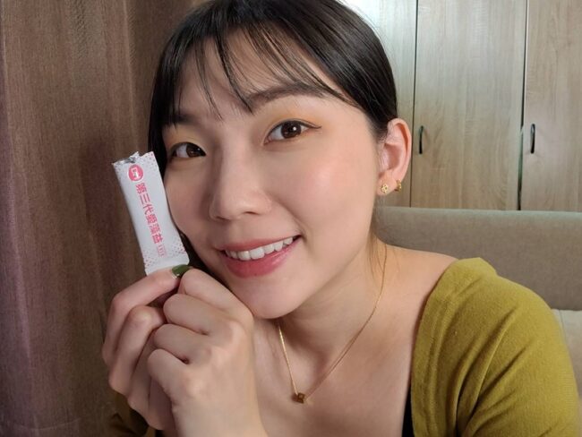 ✨第三代愛藻益-三重防護✨第➊重-築起防護牆-改變細菌叢生態🛡✅五項專利八株益生菌✅五項專利益生質第➋重-增強體力🌞✅陽光維生素D3，2包含高單位800IU✅50項專利葡聚多醣體✅抗氧化-維生素C第❸重-滋補強身💪✅50項專利乳鐵蛋白✅專利初乳蛋白IgG 🥛✅專利燕窩胜肽 ⭐高單位800IU維生素D3 +C+益生菌配方，全家人健康維持的後盾，兒童吃也好安心❤️