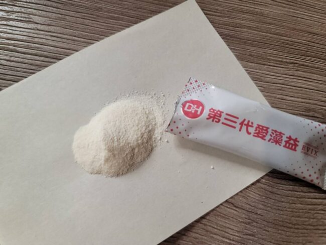 ✨第三代愛藻益-三重防護✨第➊重-築起防護牆-改變細菌叢生態🛡✅五項專利八株益生菌✅五項專利益生質第➋重-增強體力🌞✅陽光維生素D3，2包含高單位800IU✅50項專利葡聚多醣體✅抗氧化-維生素C第❸重-滋補強身💪✅50項專利乳鐵蛋白✅專利初乳蛋白IgG 🥛✅專利燕窩胜肽 ⭐高單位800IU維生素D3 +C+益生菌配方，全家人健康維持的後盾，兒童吃也好安心❤️