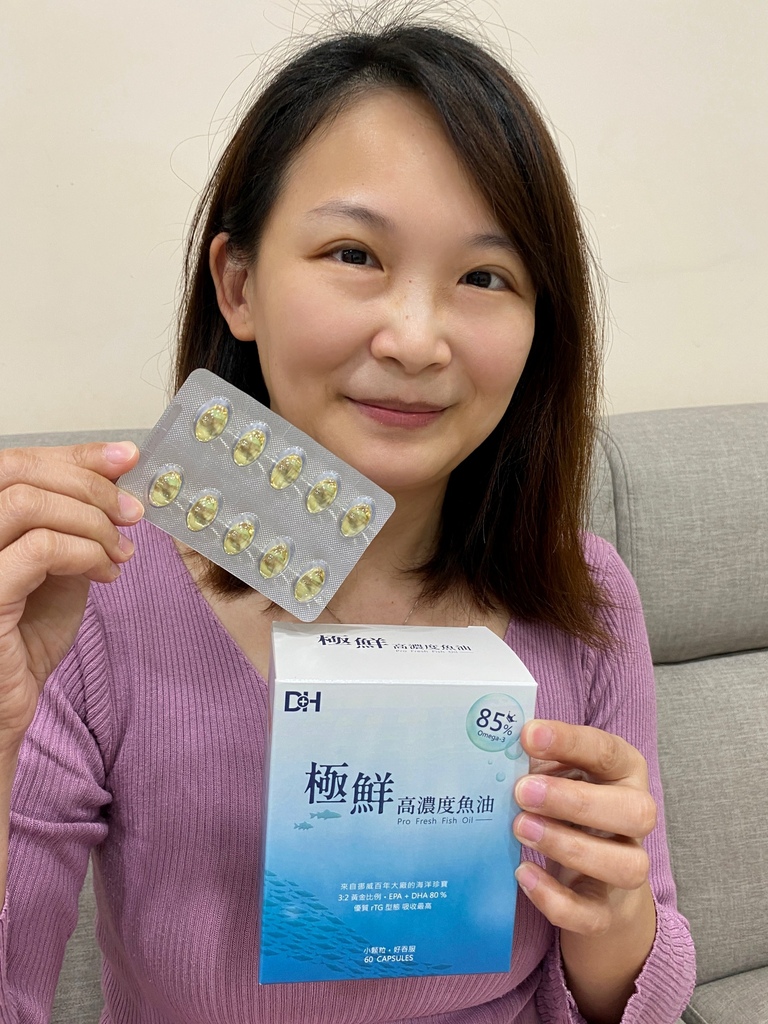 ✨極鮮高濃度魚油-來自挪威的頂級新鮮魚油🐟✨✅提供人體黃金比例 → EPA：DHA = 3：2，SGS檢驗 Omega-3 含量高達94%，業界最低氧化指標✅天然rTG型式，小分子好吸收✅榮獲4大永續認證 → 配額管理、不過度捕撈✅鋁片密封、獨立包裝，維持魚油新鮮度