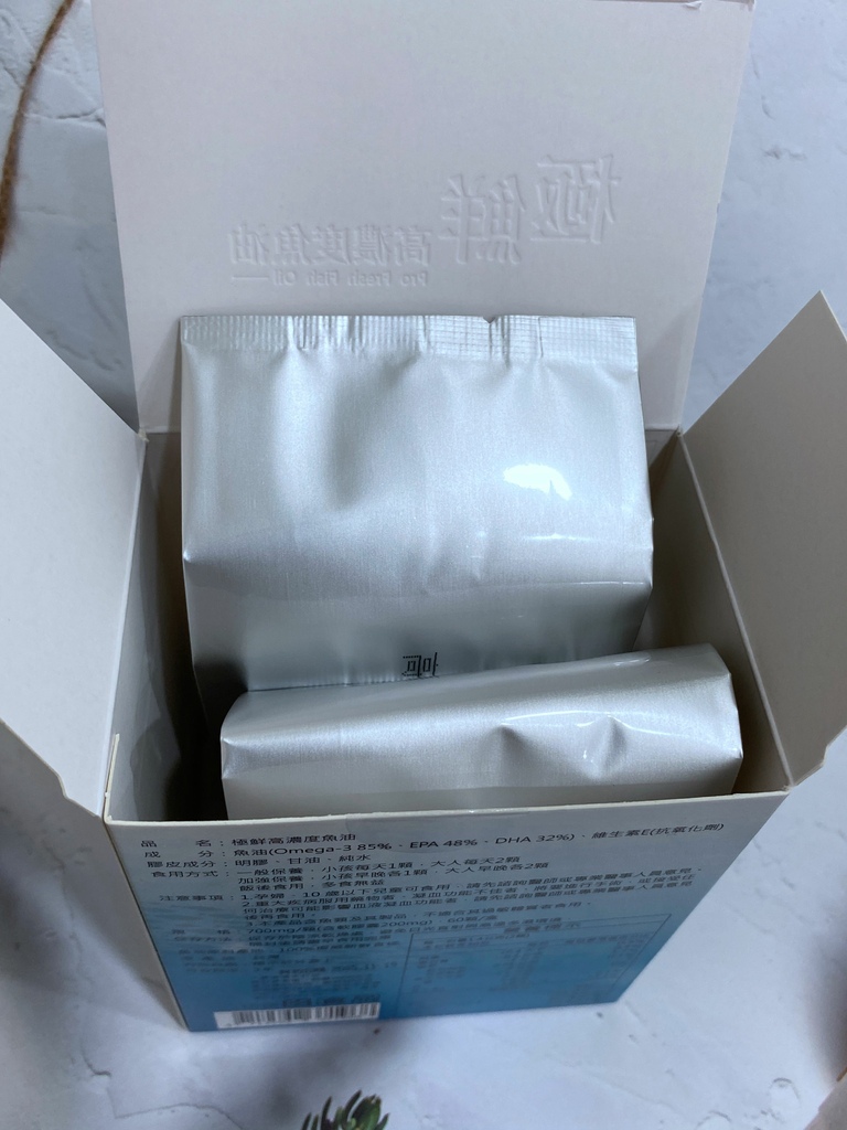 ✨極鮮高濃度魚油-來自挪威的頂級新鮮魚油🐟✨✅提供人體黃金比例 → EPA：DHA = 3：2，SGS檢驗 Omega-3 含量高達94%，業界最低氧化指標✅天然rTG型式，小分子好吸收✅榮獲4大永續認證 → 配額管理、不過度捕撈✅鋁片密封、獨立包裝，維持魚油新鮮度