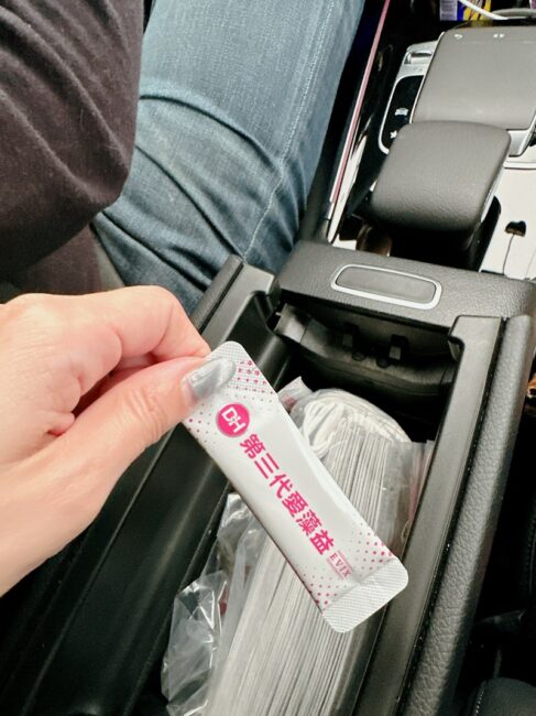 ✨第三代愛藻益-三重防護✨第➊重-築起防護牆-改變細菌叢生態🛡✅五項專利八株益生菌✅五項專利益生質第➋重-增強體力🌞✅陽光維生素D3，2包含高單位800IU✅50項專利葡聚多醣體✅抗氧化-維生素C第❸重-滋補強身💪✅50項專利乳鐵蛋白✅專利初乳蛋白IgG 🥛✅專利燕窩胜肽 ⭐高單位800IU維生素D3 +C+益生菌配方，全家人健康維持的後盾，兒童吃也好安心❤️