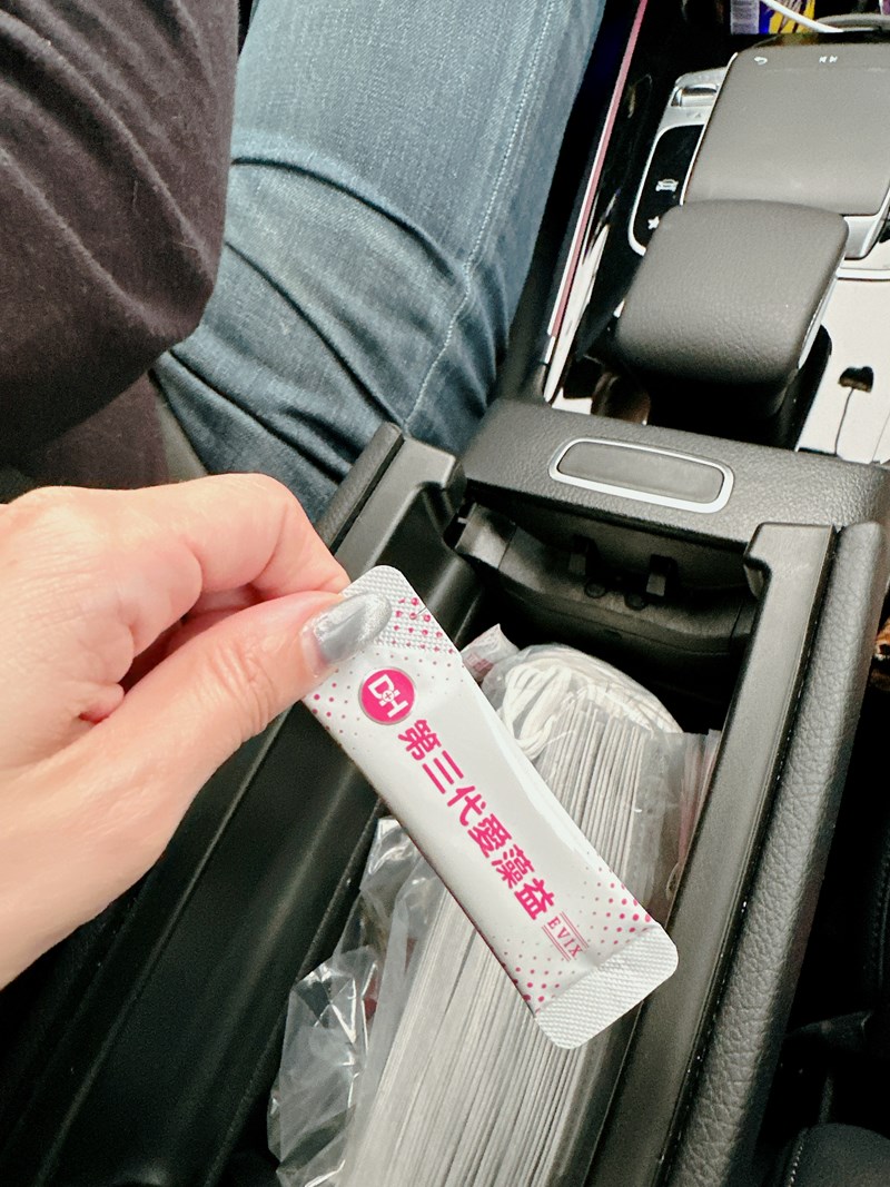 ✨第三代愛藻益-三重防護✨第➊重-築起防護牆-改變細菌叢生態🛡✅五項專利八株益生菌✅五項專利益生質第➋重-增強體力🌞✅陽光維生素D3，2包含高單位800IU✅50項專利葡聚多醣體✅抗氧化-維生素C第❸重-滋補強身💪✅50項專利乳鐵蛋白✅專利初乳蛋白IgG 🥛✅專利燕窩胜肽 ⭐高單位800IU維生素D3 +C+益生菌配方，全家人健康維持的後盾，兒童吃也好安心❤️