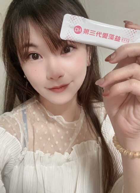 ✨第三代愛藻益-三重防護✨第➊重-築起防護牆-改變細菌叢生態🛡✅五項專利八株益生菌✅五項專利益生質第➋重-增強體力🌞✅陽光維生素D3，2包含高單位800IU✅50項專利葡聚多醣體✅抗氧化-維生素C第❸重-滋補強身💪✅50項專利乳鐵蛋白✅專利初乳蛋白IgG 🥛✅專利燕窩胜肽 ⭐高單位800IU維生素D3 +C+益生菌配方，全家人健康維持的後盾，兒童吃也好安心❤️