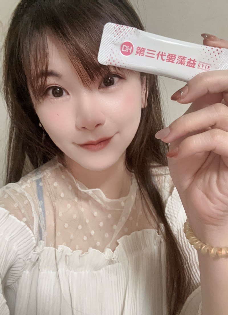 ✨第三代愛藻益-三重防護✨第➊重-築起防護牆-改變細菌叢生態🛡✅五項專利八株益生菌✅五項專利益生質第➋重-增強體力🌞✅陽光維生素D3，2包含高單位800IU✅50項專利葡聚多醣體✅抗氧化-維生素C第❸重-滋補強身💪✅50項專利乳鐵蛋白✅專利初乳蛋白IgG 🥛✅專利燕窩胜肽 ⭐高單位800IU維生素D3 +C+益生菌配方，全家人健康維持的後盾，兒童吃也好安心❤️