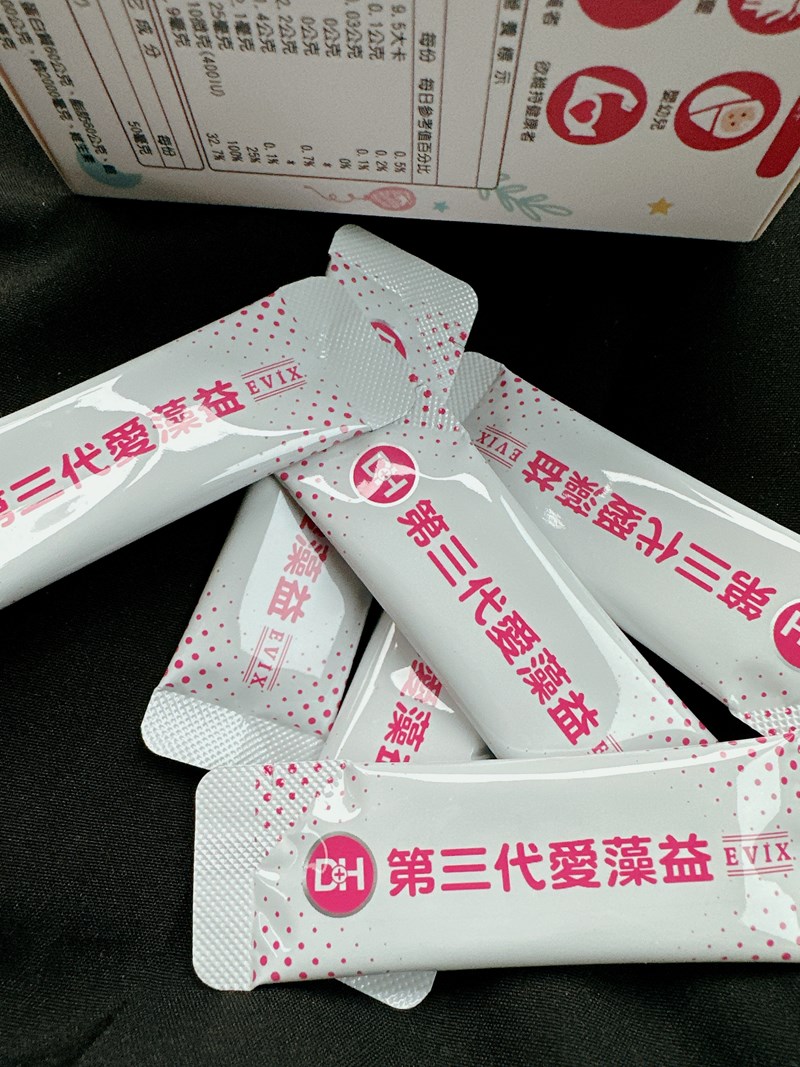 ✨第三代愛藻益-三重防護✨第➊重-築起防護牆-改變細菌叢生態🛡✅五項專利八株益生菌✅五項專利益生質第➋重-增強體力🌞✅陽光維生素D3，2包含高單位800IU✅50項專利葡聚多醣體✅抗氧化-維生素C第❸重-滋補強身💪✅50項專利乳鐵蛋白✅專利初乳蛋白IgG 🥛✅專利燕窩胜肽 ⭐高單位800IU維生素D3 +C+益生菌配方，全家人健康維持的後盾，兒童吃也好安心❤️