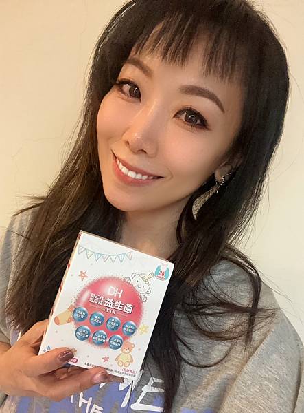 ✨第三代愛藻益-三重防護✨第➊重-築起防護牆-改變細菌叢生態🛡✅五項專利八株益生菌✅五項專利益生質第➋重-增強體力🌞✅陽光維生素D3，2包含高單位800IU✅50項專利葡聚多醣體✅抗氧化-維生素C第❸重-滋補強身💪✅50項專利乳鐵蛋白✅專利初乳蛋白IgG 🥛✅專利燕窩胜肽 ⭐高單位800IU維生素D3 +C+益生菌配方，全家人健康維持的後盾，兒童吃也好安心❤️