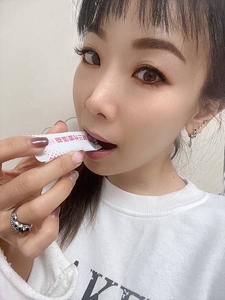 ✨第三代愛藻益-三重防護✨第➊重-築起防護牆-改變細菌叢生態🛡✅五項專利八株益生菌✅五項專利益生質第➋重-增強體力🌞✅陽光維生素D3，2包含高單位800IU✅50項專利葡聚多醣體✅抗氧化-維生素C第❸重-滋補強身💪✅50項專利乳鐵蛋白✅專利初乳蛋白IgG 🥛✅專利燕窩胜肽 ⭐高單位800IU維生素D3 +C+益生菌配方，全家人健康維持的後盾，兒童吃也好安心❤️