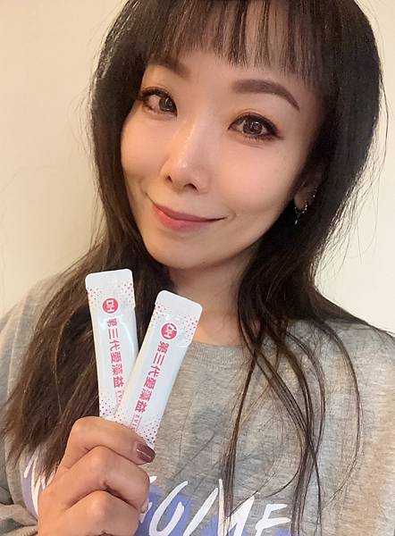 ✨第三代愛藻益-三重防護✨第➊重-築起防護牆-改變細菌叢生態🛡✅五項專利八株益生菌✅五項專利益生質第➋重-增強體力🌞✅陽光維生素D3，2包含高單位800IU✅50項專利葡聚多醣體✅抗氧化-維生素C第❸重-滋補強身💪✅50項專利乳鐵蛋白✅專利初乳蛋白IgG 🥛✅專利燕窩胜肽 ⭐高單位800IU維生素D3 +C+益生菌配方，全家人健康維持的後盾，兒童吃也好安心❤️