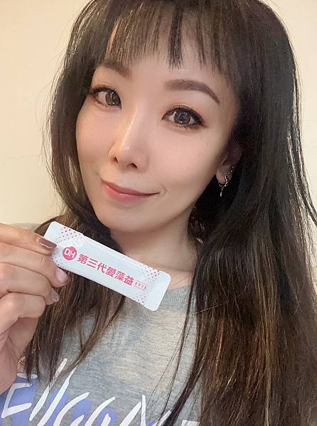 ✨第三代愛藻益-三重防護✨第➊重-築起防護牆-改變細菌叢生態🛡✅五項專利八株益生菌✅五項專利益生質第➋重-增強體力🌞✅陽光維生素D3，2包含高單位800IU✅50項專利葡聚多醣體✅抗氧化-維生素C第❸重-滋補強身💪✅50項專利乳鐵蛋白✅專利初乳蛋白IgG 🥛✅專利燕窩胜肽 ⭐高單位800IU維生素D3 +C+益生菌配方，全家人健康維持的後盾，兒童吃也好安心❤️