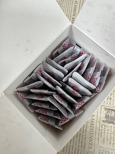 ✨第三代愛藻益-三重防護✨第➊重-築起防護牆-改變細菌叢生態🛡✅五項專利八株益生菌✅五項專利益生質第➋重-增強體力🌞✅陽光維生素D3，2包含高單位800IU✅50項專利葡聚多醣體✅抗氧化-維生素C第❸重-滋補強身💪✅50項專利乳鐵蛋白✅專利初乳蛋白IgG 🥛✅專利燕窩胜肽 ⭐高單位800IU維生素D3 +C+益生菌配方，全家人健康維持的後盾，兒童吃也好安心❤️