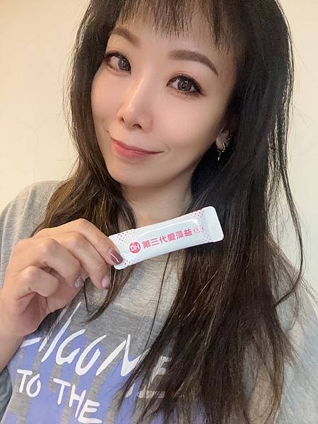 ✨第三代愛藻益-三重防護✨第➊重-築起防護牆-改變細菌叢生態🛡✅五項專利八株益生菌✅五項專利益生質第➋重-增強體力🌞✅陽光維生素D3，2包含高單位800IU✅50項專利葡聚多醣體✅抗氧化-維生素C第❸重-滋補強身💪✅50項專利乳鐵蛋白✅專利初乳蛋白IgG 🥛✅專利燕窩胜肽 ⭐高單位800IU維生素D3 +C+益生菌配方，全家人健康維持的後盾，兒童吃也好安心❤️