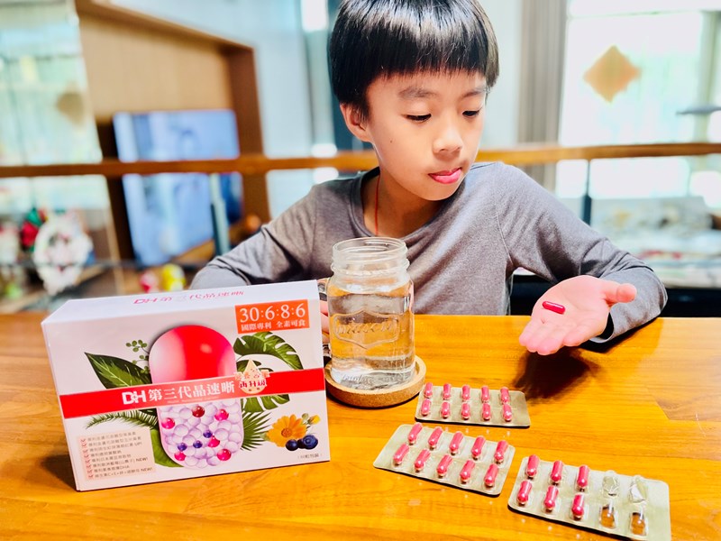 ✨第三代晶速晰-晶亮成分高補給✨長時間使用3C，讓你數位疲勞了嗎❓採用美國臨床葉黃素與玉米黃素黃金比例10:2 ，游離型雙專利好吸收，2粒達30mg : 6mg高補給劑量✅雨生紅球藻蝦紅素，業界高含量8mg❗️✅日本95%高純度透明質酸鈉💦✅雙重花青素-日本專利黑豆x歐洲專利藍莓✅專利素食微藻DHA✅維生素C +維生素E +鋅+硒酵母。全方位的晶亮水潤配方，適合全家大小，給您清晰透徹精彩生活❗️