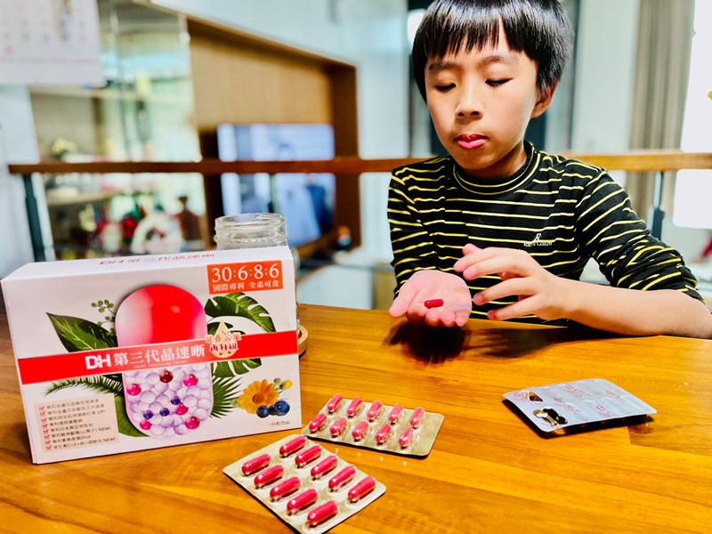 ✨第三代晶速晰-晶亮成分高補給✨長時間使用3C，讓你數位疲勞了嗎❓採用美國臨床葉黃素與玉米黃素黃金比例10:2 ，游離型雙專利好吸收，2粒達30mg : 6mg高補給劑量✅雨生紅球藻蝦紅素，業界高含量8mg❗️✅日本95%高純度透明質酸鈉💦✅雙重花青素-日本專利黑豆x歐洲專利藍莓✅專利素食微藻DHA✅維生素C +維生素E +鋅+硒酵母。全方位的晶亮水潤配方，適合全家大小，給您清晰透徹精彩生活❗️