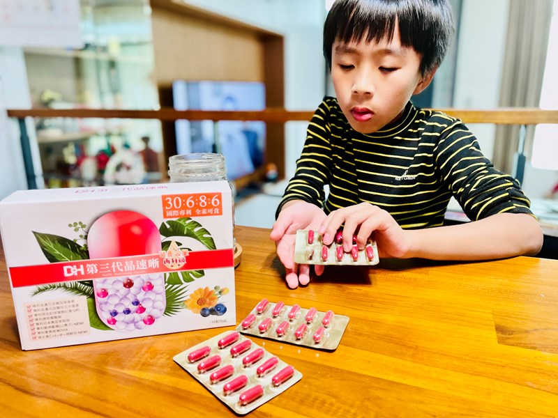 ✨第三代晶速晰-晶亮成分高補給✨長時間使用3C，讓你數位疲勞了嗎❓採用美國臨床葉黃素與玉米黃素黃金比例10:2 ，游離型雙專利好吸收，2粒達30mg : 6mg高補給劑量✅雨生紅球藻蝦紅素，業界高含量8mg❗️✅日本95%高純度透明質酸鈉💦✅雙重花青素-日本專利黑豆x歐洲專利藍莓✅專利素食微藻DHA✅維生素C +維生素E +鋅+硒酵母。全方位的晶亮水潤配方，適合全家大小，給您清晰透徹精彩生活❗️