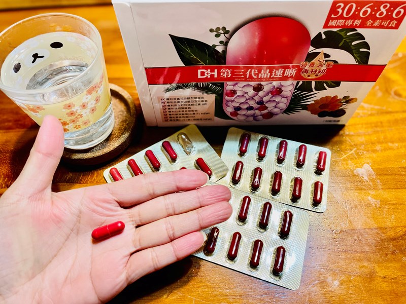 ✨第三代晶速晰-晶亮成分高補給✨長時間使用3C，讓你數位疲勞了嗎❓採用美國臨床葉黃素與玉米黃素黃金比例10:2 ，游離型雙專利好吸收，2粒達30mg : 6mg高補給劑量✅雨生紅球藻蝦紅素，業界高含量8mg❗️✅日本95%高純度透明質酸鈉💦✅雙重花青素-日本專利黑豆x歐洲專利藍莓✅專利素食微藻DHA✅維生素C +維生素E +鋅+硒酵母。全方位的晶亮水潤配方，適合全家大小，給您清晰透徹精彩生活❗️