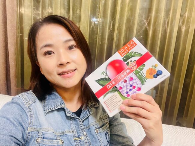 ✨第三代晶速晰-晶亮成分高補給✨長時間使用3C，讓你數位疲勞了嗎❓採用美國臨床葉黃素與玉米黃素黃金比例10:2 ，游離型雙專利好吸收，2粒達30mg : 6mg高補給劑量✅雨生紅球藻蝦紅素，業界高含量8mg❗️✅日本95%高純度透明質酸鈉💦✅雙重花青素-日本專利黑豆x歐洲專利藍莓✅專利素食微藻DHA✅維生素C +維生素E +鋅+硒酵母。全方位的晶亮水潤配方，適合全家大小，給您清晰透徹精彩生活❗️