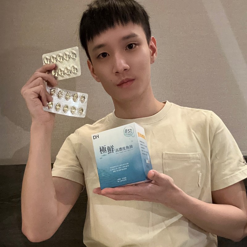 ✨極鮮高濃度魚油-來自挪威的頂級新鮮魚油🐟✨✅提供人體黃金比例 → EPA：DHA = 3：2，SGS檢驗 Omega-3 含量高達94%，業界最低氧化指標✅天然rTG型式，小分子好吸收✅榮獲4大永續認證 → 配額管理、不過度捕撈✅鋁片密封、獨立包裝，維持魚油新鮮度