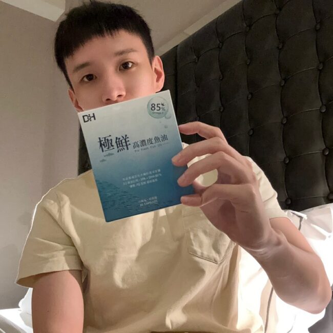 ✨極鮮高濃度魚油-來自挪威的頂級新鮮魚油🐟✨✅提供人體黃金比例 → EPA：DHA = 3：2，SGS檢驗 Omega-3 含量高達94%，業界最低氧化指標✅天然rTG型式，小分子好吸收✅榮獲4大永續認證 → 配額管理、不過度捕撈✅鋁片密封、獨立包裝，維持魚油新鮮度