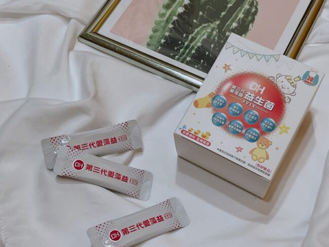 ✨第三代愛藻益-三重防護✨第➊重-築起防護牆-改變細菌叢生態🛡✅五項專利八株益生菌✅五項專利益生質第➋重-增強體力🌞✅陽光維生素D3，2包含高單位800IU✅50項專利葡聚多醣體✅抗氧化-維生素C第❸重-滋補強身💪✅50項專利乳鐵蛋白✅專利初乳蛋白IgG 🥛✅專利燕窩胜肽 ⭐高單位800IU維生素D3 +C+益生菌配方，全家人健康維持的後盾，兒童吃也好安心❤️