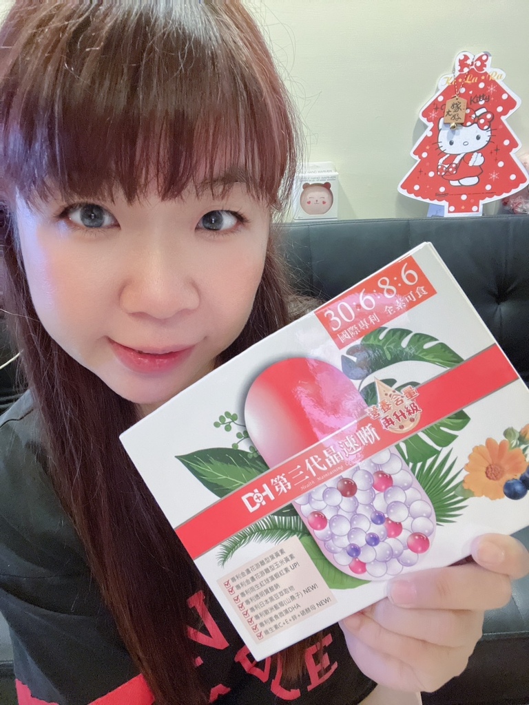 ✨第三代晶速晰-晶亮成分高補給✨長時間使用3C，讓你數位疲勞了嗎❓採用美國臨床葉黃素與玉米黃素黃金比例10:2 ，游離型雙專利好吸收，2粒達30mg : 6mg高補給劑量✅雨生紅球藻蝦紅素，業界高含量8mg❗️✅日本95%高純度透明質酸鈉💦✅雙重花青素-日本專利黑豆x歐洲專利藍莓✅專利素食微藻DHA✅維生素C +維生素E +鋅+硒酵母。全方位的晶亮水潤配方，適合全家大小，給您清晰透徹精彩生活❗️